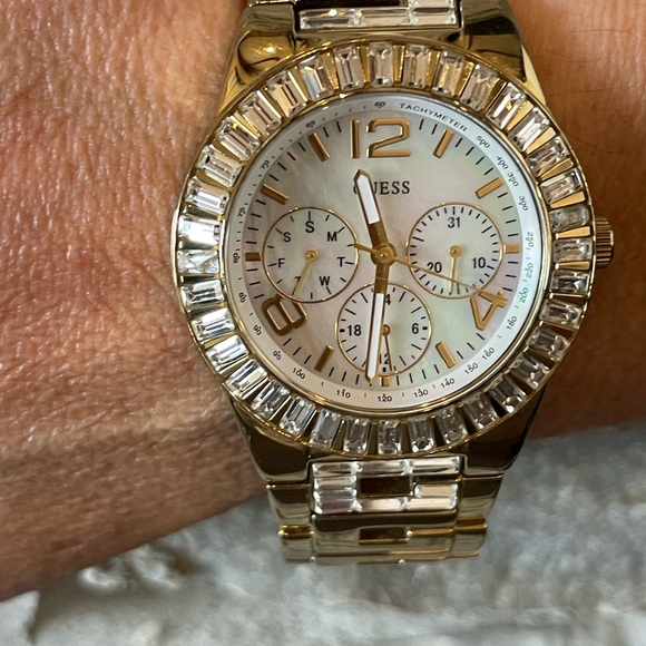 GLISTENING GUESS WATCH…WINNING GIFT FOR SELF OR OCCASION!👍⭐️❤️ - Picture 11 of 12